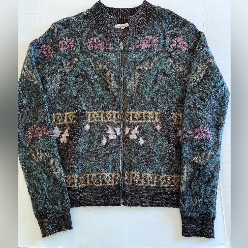 Gimmicks Women’s Sweater‎